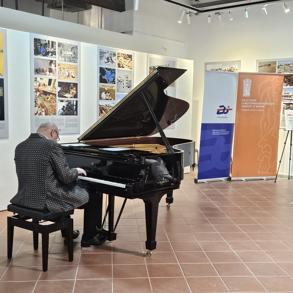 🇵🇱🤝🇨🇾 We have officially inaugurated our 🔸Research Centre in #Cyprus!🔸 
🎉 The celebrations included the opening of the #exhibition “From Maloutena to the Agora” at the En Plo Gallery in Pafos Harbour and a concert by Grammy Award winner Włodek Pawlik.
#archaeology #NeaPaphos