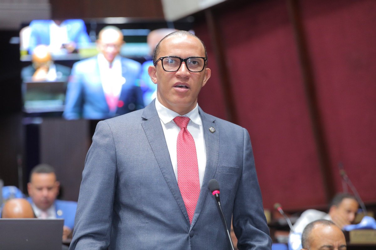 DiputadosRD's tweet photo. El diputado Franklin Ramírez (@FrankDiputado), solicita un voto favorable para el proyecto de resolución que recomienda al presidente de la República instruir a las autoridades del Ministerio de Vivienda, Hábitat y Edificaciones (Mivhed) y al Instituto Tecnológico de Las Américas (ITLA) para la construcción y puesta en funcionamiento de una extensión regional del instituto en las provincias San Juan y Elías Piña. 

Expresa la importancia del mismo para el desarrollo y la capacitación de la juventud. #DiputadosRD