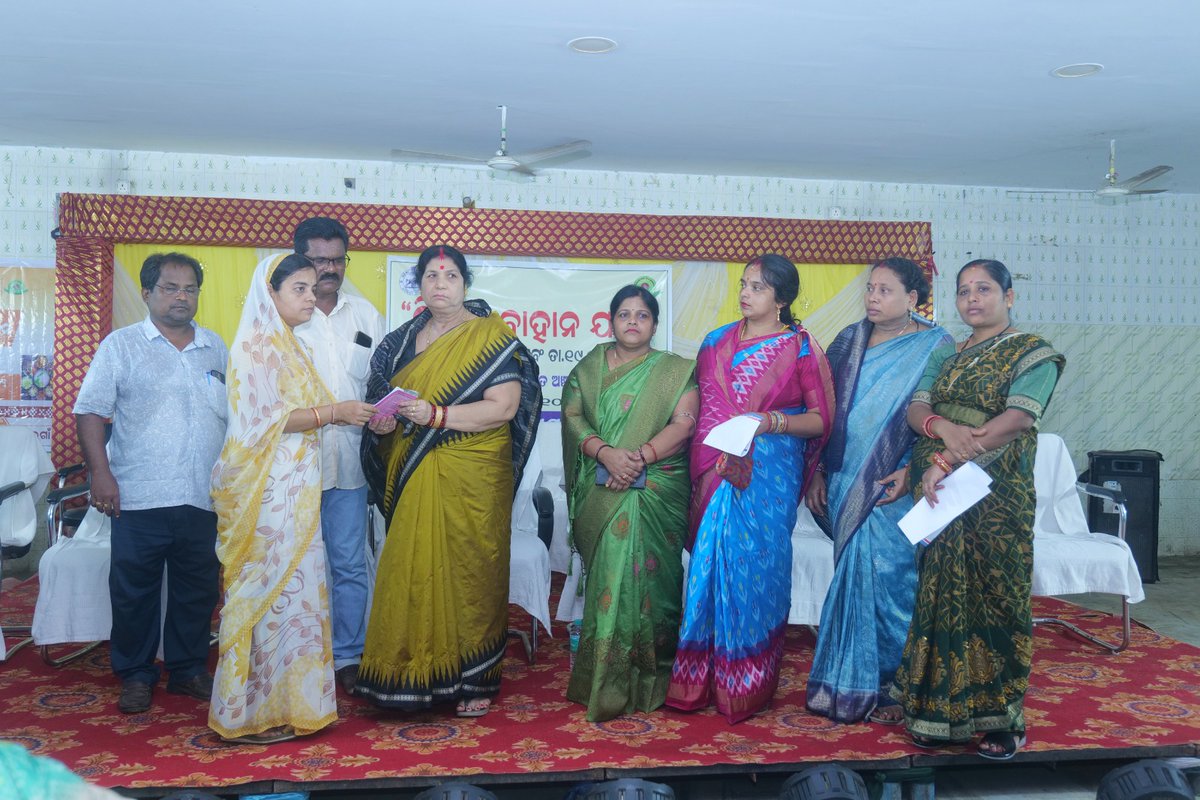 Flag off Vikash Vahan by Hon'ble Chairperson in presence of  Vice- Chairman, Councillors, EO, all staffs, SHG &amp; ALF  members, stakeholders of new ration cards, new pension, Ayusman &amp; VVY Cads for registration through CSC.
<a href="/HUDDeptOdisha/">H & UD Dept</a> <a href="/DMKhordha/">District Magistrate Khordha</a> <a href="/DUDA_Khordha/">District Urban Developement Agency, Khordha</a> <a href="/CMO_Odisha/">CMO Odisha</a>
