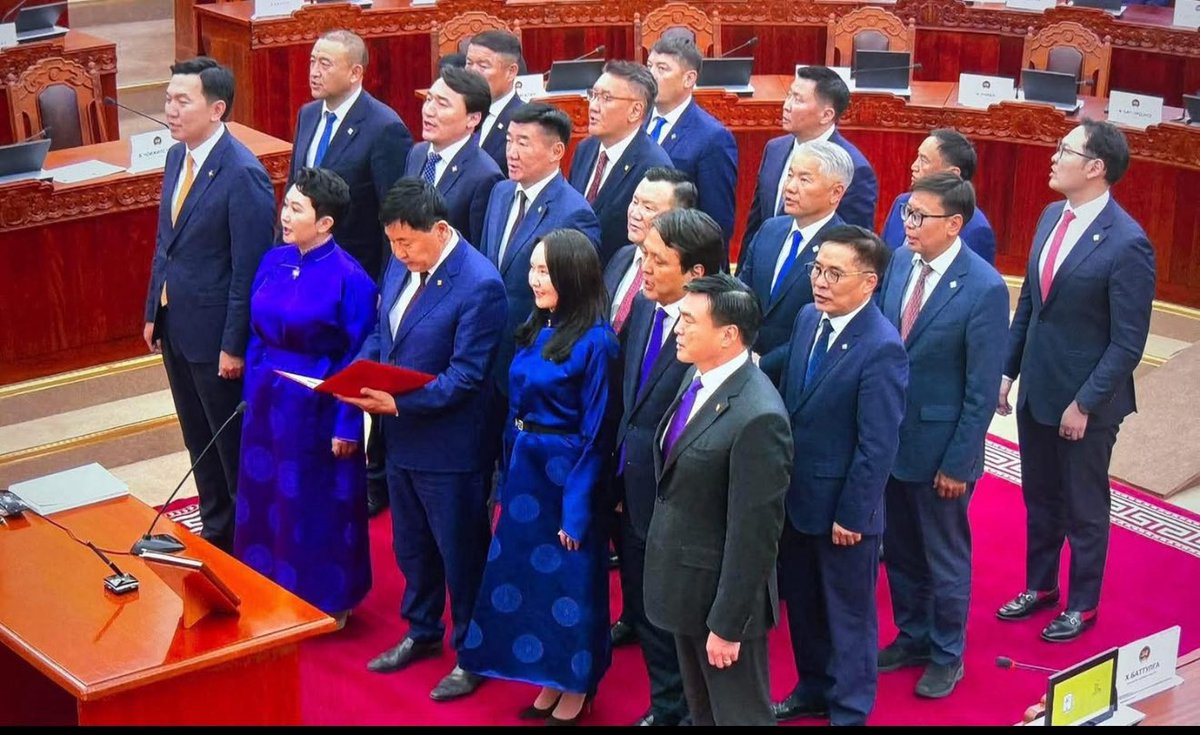 Япон 123 сая хүнтэй орон. 13н яамтай. МУ 3,5 сая хүнтэй. 16н яамтай. 100 ямаанд 60н ухна гээч болсон. Дотор нь ямар ч байсан 2 ямаа байна. Бусад ухнууд нь 2 ямаагаа элдэж хөөхөд гайхах зүйлгүй. Нэг ямаа нь бүр тэгэхээс тэгэх гэсэн юм шиг порноо ямаа таарсан байгаа юм.