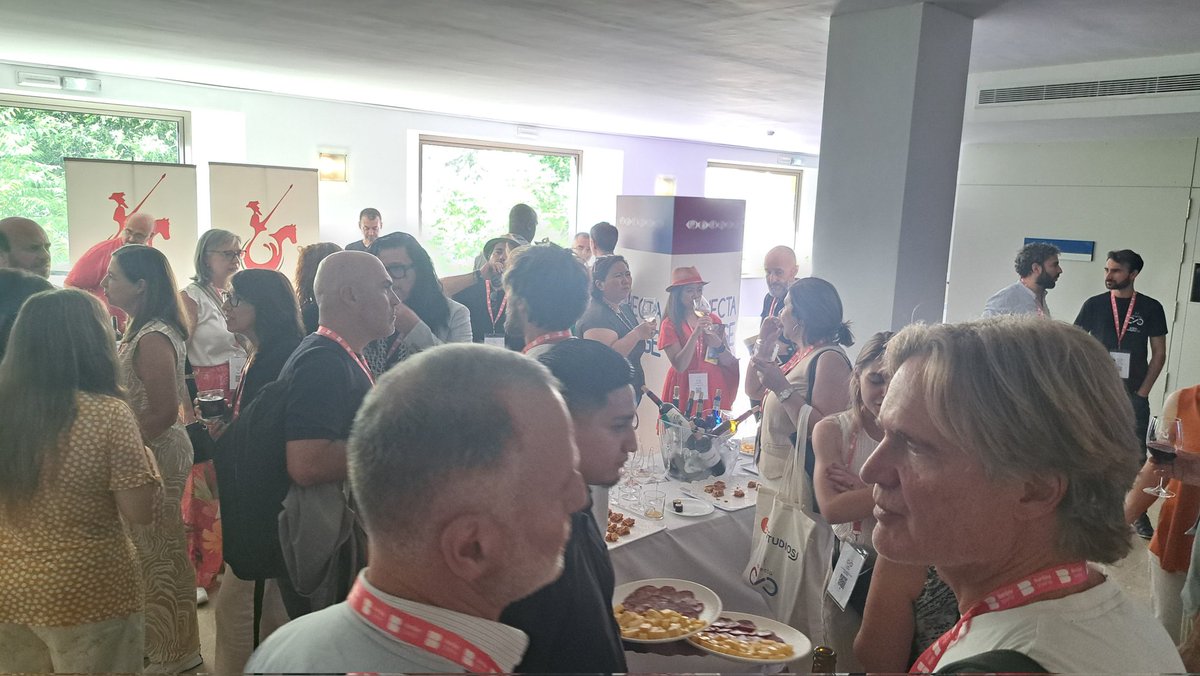 vinodelamancha's tweet photo. Finalizando el evento de #conectafiction en el auditorio de José Luis Perales en #Cuenca. Los profesionales de todas las nacionalidades encantados con la variedad y el aroma de los vinos #DOLaMancha. #vinosdecalidad #vinosdolamancha #vinosdecuenca https://t.co/ByTitVZ0Pm