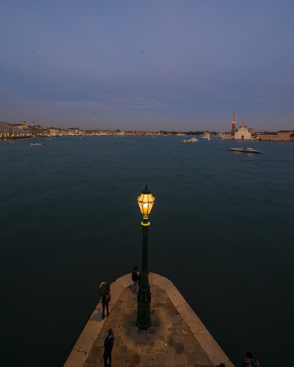 #ArtNightVenezia2025 accende Punta della Dogana 🌙
 
Sabato 21 giugno, esplora l’antica Dogana da Mar e scopri la mostra di Thomas Schütte al chiaro di luna, dalle 19 a mezzanotte, durante la notte bianca dell’arte di Venezia.
 
Fai le ore piccole con noi? L’ingresso è gratuito!