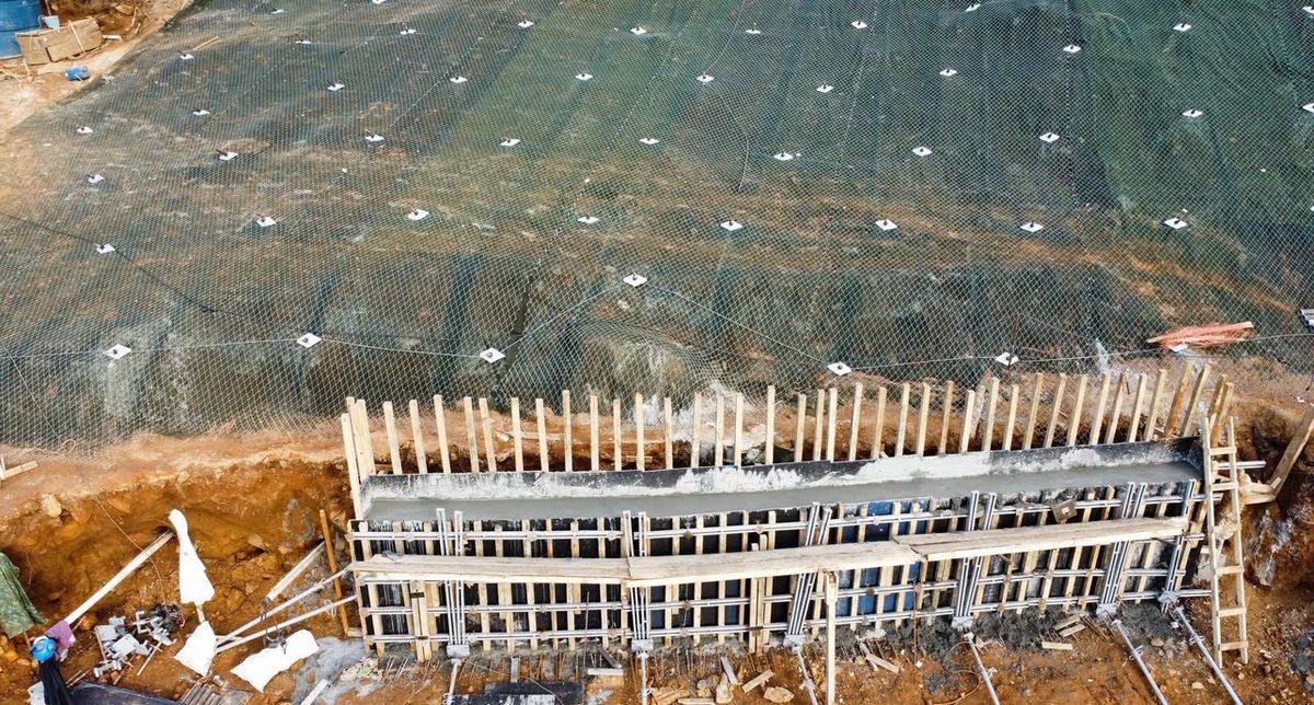 🚧 Concluída a 1ª fase das obras emergenciais na Serra da Rocinha! O DNIT finalizou a contenção no km 50 da BR-285/SC. Sigo firme na cobrança pelo avanço das próximas etapas com segurança e respeito às famílias do Sul de SC