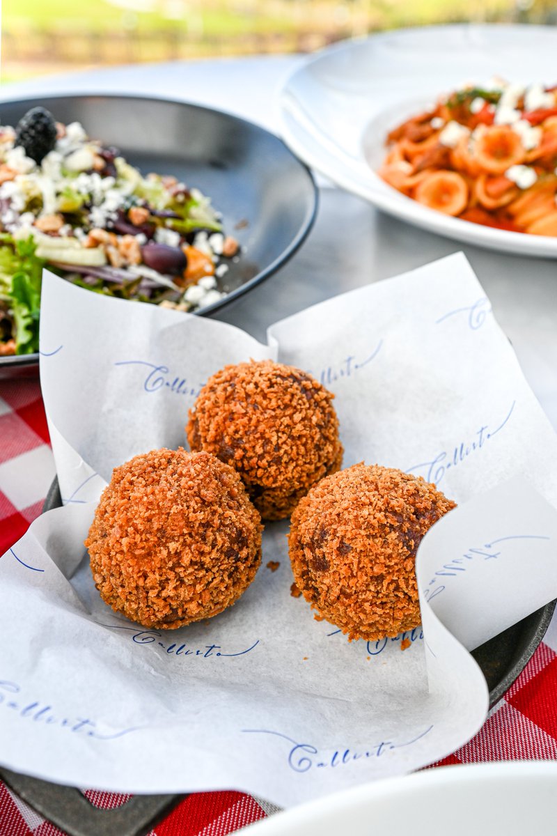 From our Italian Trattoria Menu comes a timeless classic you won’t want to miss.
Arancini — crispy risotto balls with bolognese sauce, stuffed with mozzarella and full of comforting flavour in every bite.

𝐁𝐮𝐨𝐧𝐢𝐬𝐬𝐢𝐦𝐨! Made to share (or not).
Reserve your table today on