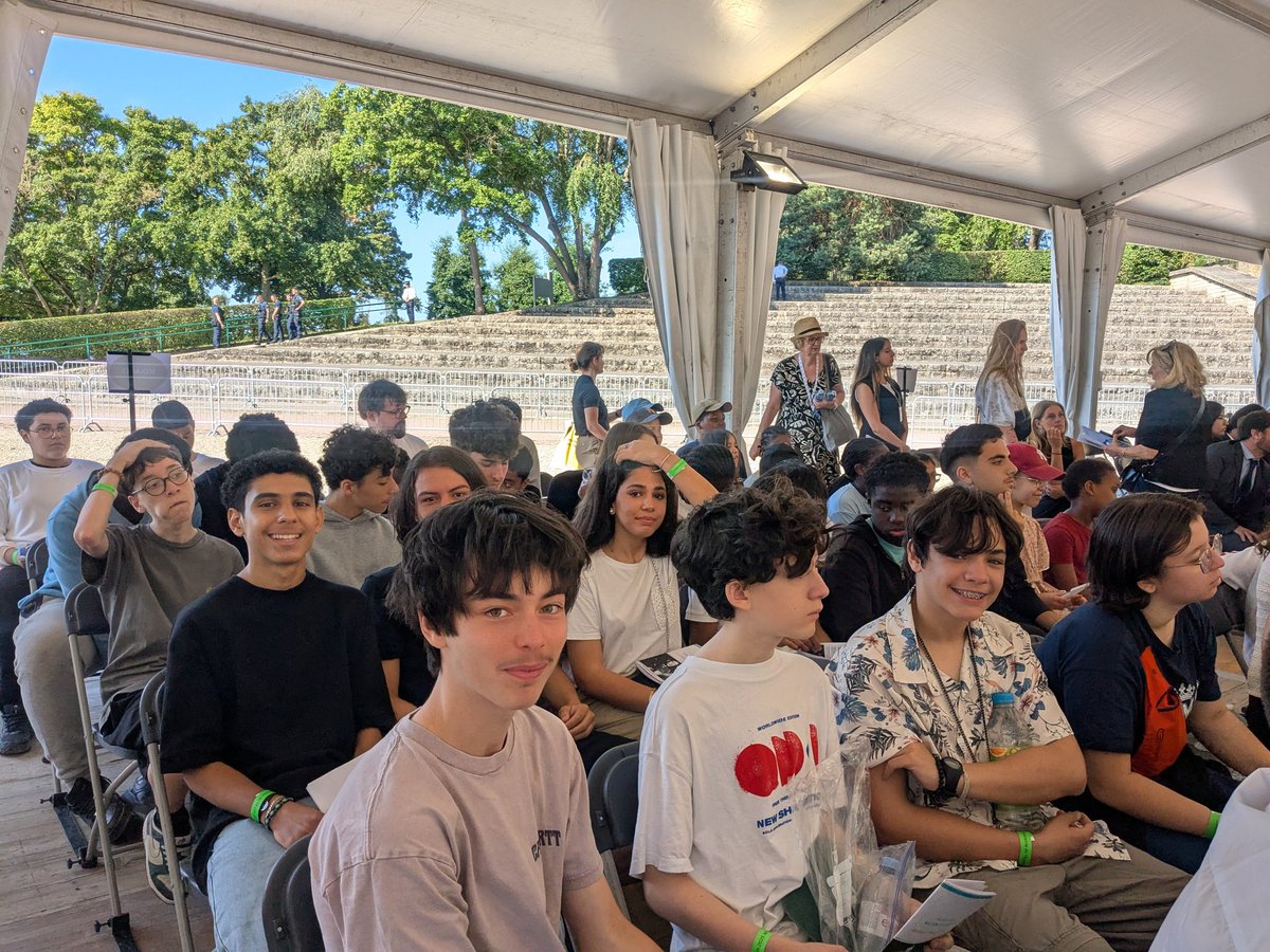 Nos 3e ont assisté à la commémoration de l’Appel du 18 juin au <a href="/montvalerienof/">Mémorial du Mont-Valérien</a>.
5 élèves, porte-coussins de <a href="/O2LaLiberation/">Ordre de la Libération - Invalides</a>, ont échangé avec <a href="/EmmanuelMacron/">Emmanuel Macron</a> sur le projet mémoire mené cette année avec <a href="/Mission80ans/">Mission Libération</a>. Une grande fierté ! 🇫🇷