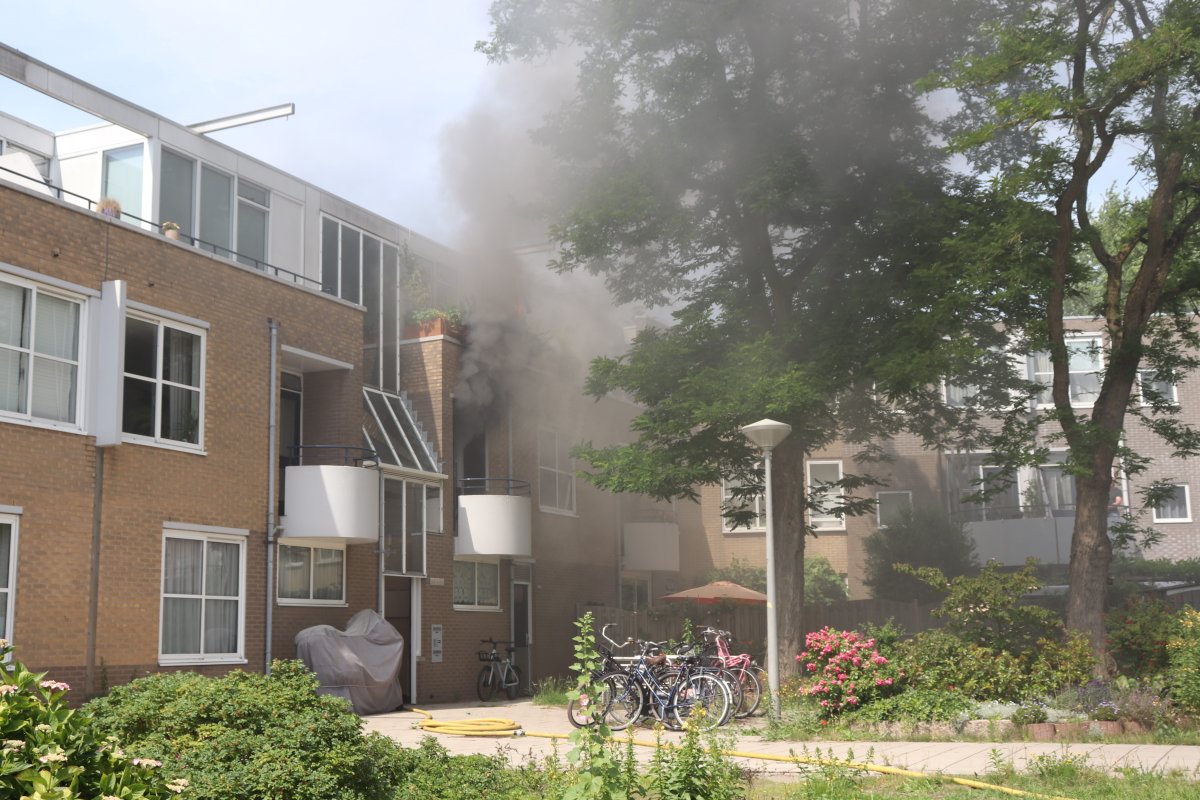 Brand in Amsterdam-Noord: Bewoner met brandwonden naar ziekenhuis