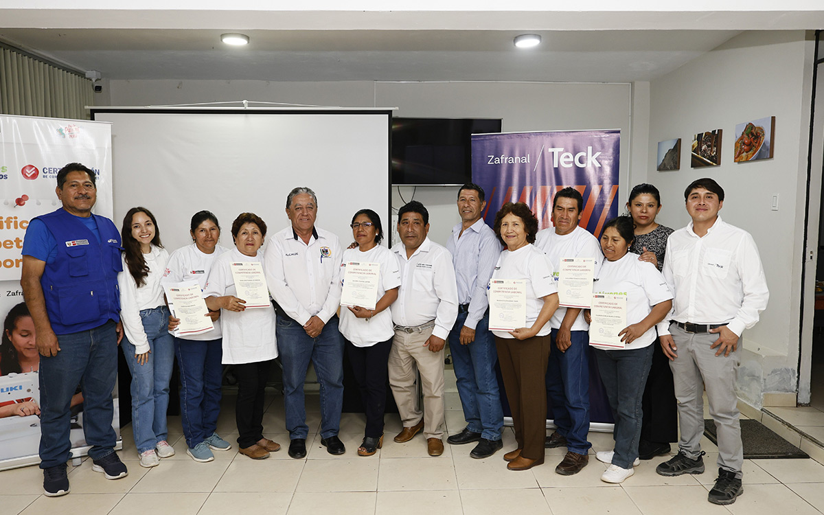 MineriaHoyPeru's tweet image. Más de 100 personas del entorno del proyecto Zafranal fueron certificadas por el MTPE en agroindustria y textilería, validando sus competencias y mejorando sus oportunidades laborales.
Leer más ► acortar.link/BDCE5T

#empleo #zafranal #desarrollolaboral