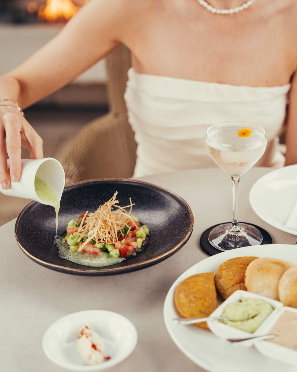 🍽️ Disfruta de una exquisita selección de picadas y cócteles en nuestra terraza, el lugar ideal para compartir una tarde especial.

📲 Contáctanos a través del link: bit.ly/3BYTbL1

📸: @tom__allport

#GastronomíaQuito #CentroHistóricoQuito #RooftopQuito