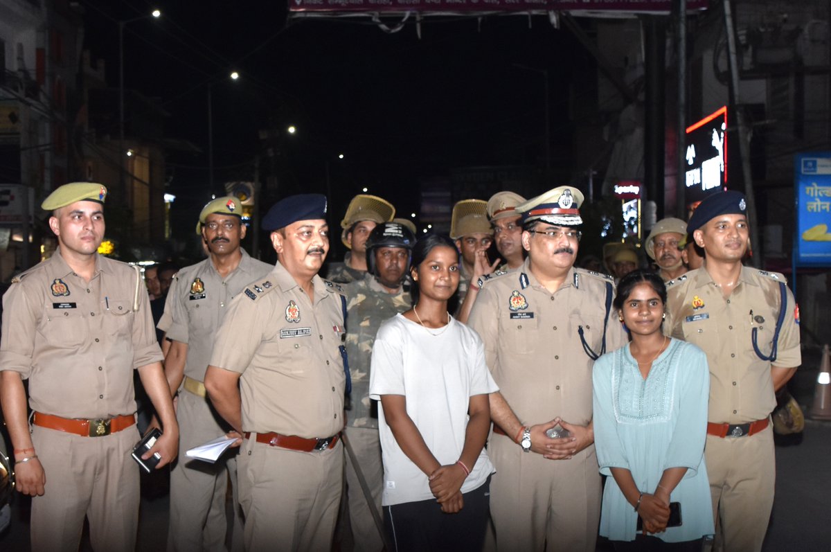 ADG Zone Bareilly (@adgzonebareilly) on Twitter photo 18-06-2025
рдмрд┐рдЬрдиреМрд░ред
рдХрд╛рдиреВрди-рд╡реНрдпрд╡рд╕реНрдерд╛ рдПрд╡рдВ рдЖрдЧрд╛рдореА рддреНрдпреМрд╣рд╛рд░реЛрдВ (рдореЛрд╣рд░реНрд░рдо рдФрд░ рдХрд╛рдВрд╡рдбрд╝ рдпрд╛рддреНрд░рд╛) рдХреЛ рд╕рдХреБрд╢рд▓ рд╕рдореНрдкрдиреНрди рдХрд░рд╛рдпреЗ рдЬрд╛рдиреЗ рдХреЗ рджреГрд╖реНрдЯрд┐рдЧрдд рдерд╛рдирд╛ рдХреЛрддрд╡рд╛рд▓реА рдирдЧрд░ рдХреНрд╖реЗрддреНрд░рд╛рдиреНрддрд░реНрдЧрдд рдкреНрд░рдореБрдЦ рдмрд╛рдЬрд╛рд░ рдПрд╡рдВ рднреАрдбрд╝-рднрд╛рдбрд╝ рд╡рд╛рд▓реЗ рд╕реНрдерд╛рди рдкрд░ рдЕрдкрд░ рдкреБрд▓рд┐рд╕ рдорд╣рд╛рдирд┐рджреЗрд╢рдХ рдмрд░реЗрд▓реА рдЬреЛрди рд╢реНрд░реА рд░рдорд┐рдд рд╢рд░реНрдорд╛ рджреНрд╡рд╛рд░рд╛ рдкреБрд▓рд┐рд╕ рдЕрдзреАрдХреНрд╖рдХ рдЬрдирдкрдж рдмрд┐рдЬрдиреМрд░ рд╢реНрд░реА 18-06-2025
рдмрд┐рдЬрдиреМрд░ред
рдХрд╛рдиреВрди-рд╡реНрдпрд╡рд╕реНрдерд╛ рдПрд╡рдВ рдЖрдЧрд╛рдореА рддреНрдпреМрд╣рд╛рд░реЛрдВ (рдореЛрд╣рд░реНрд░рдо рдФрд░ рдХрд╛рдВрд╡рдбрд╝ рдпрд╛рддреНрд░рд╛) рдХреЛ рд╕рдХреБрд╢рд▓ рд╕рдореНрдкрдиреНрди рдХрд░рд╛рдпреЗ рдЬрд╛рдиреЗ рдХреЗ рджреГрд╖реНрдЯрд┐рдЧрдд рдерд╛рдирд╛ рдХреЛрддрд╡рд╛рд▓реА рдирдЧрд░ рдХреНрд╖реЗрддреНрд░рд╛рдиреНрддрд░реНрдЧрдд рдкреНрд░рдореБрдЦ рдмрд╛рдЬрд╛рд░ рдПрд╡рдВ рднреАрдбрд╝-рднрд╛рдбрд╝ рд╡рд╛рд▓реЗ рд╕реНрдерд╛рди рдкрд░ рдЕрдкрд░ рдкреБрд▓рд┐рд╕ рдорд╣рд╛рдирд┐рджреЗрд╢рдХ рдмрд░реЗрд▓реА рдЬреЛрди рд╢реНрд░реА рд░рдорд┐рдд рд╢рд░реНрдорд╛ рджреНрд╡рд╛рд░рд╛ рдкреБрд▓рд┐рд╕ рдЕрдзреАрдХреНрд╖рдХ рдЬрдирдкрдж рдмрд┐рдЬрдиреМрд░ рд╢реНрд░реА