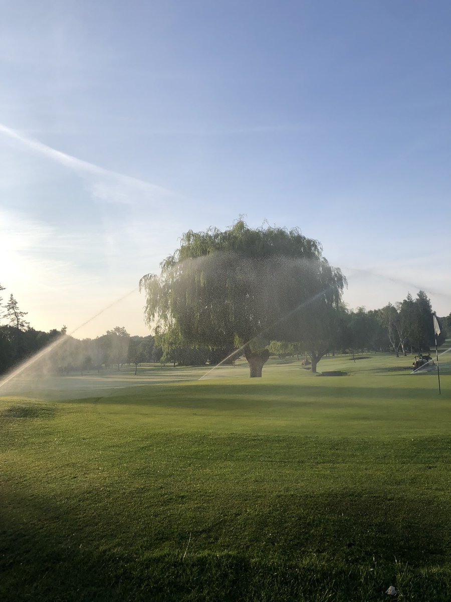 Miles_gkeeper's tweet image. Spray day today @ashfordkentgc putting a wetting agent down. #greenkeeper #deputy #spraytech #johndeere #hot