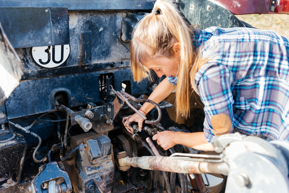 Have you faced hurdles repairing your own farm equipment or getting tech to work across brands? 🚜 Team Alberta Crops needs your input on Right to Repair &amp; interoperability issues. 
Alberta Producers can take the short 5-minute survey now at tinyurl.com/2tce9cmw
