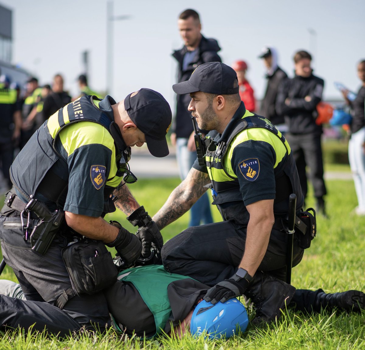 De minister-president pleit voor een weerbare samenleving. Maar hoe kan dat, als forse bezuinigingen als een zwaard boven de politie hangen?

- Minder zichtbaarheid op straat. 
- Minder inzet in de wijk. 
- Minder digitale slagkracht.  

In een tijd van polarisatie, onrust en