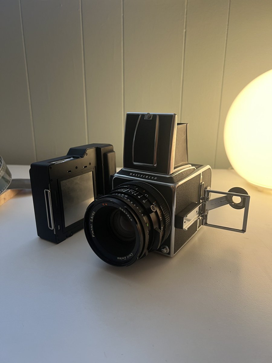 SlaterLemley's tweet image. FILM CAMERA FOR SALE
Selling my Hasselblad 500cm with 80mm 2.8 Planar t*
Including the NONS instax back
This thing is insanely clean and works amazing.
Asking $2300 shipped in US
