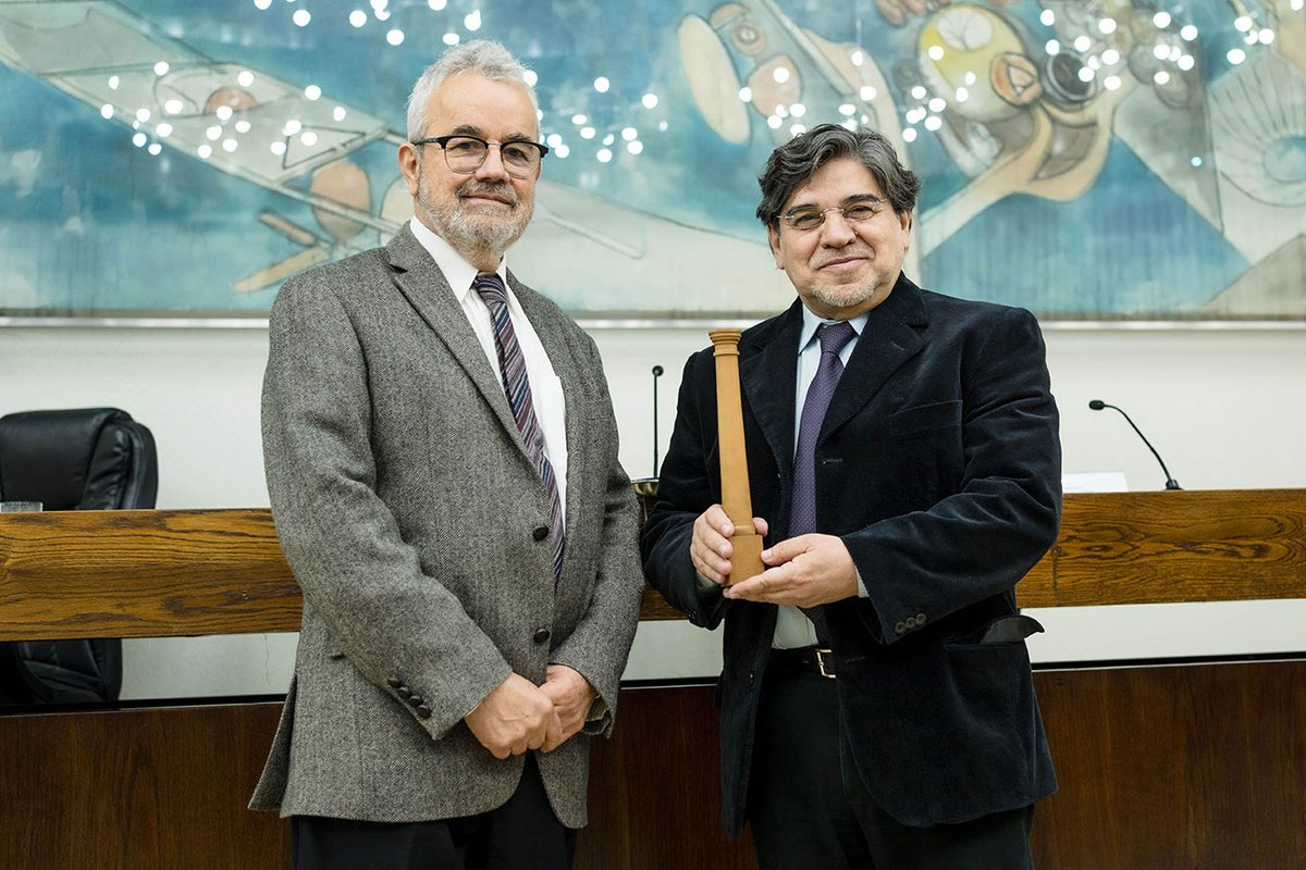 🏛️ Hito institucional en la FARAC #Usach

La Facultad de Arquitectura y Ambiente Construido vivió su primer cambio de mando. Asume el Dr. Aldo Hidalgo, primer Decano electo de forma triestamental.

Lee aquí la nota👉shorturl.at/A7JAR