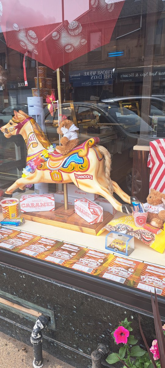Laura_Camp2347's tweet photo. Passed by Tunnocks shop in Uddingston. I was asking the staff  and since covid no cafe in there or tours of the factory..I feel they are missing a trick there..tourists would enjoy it I think as is so iconic https://t.co/UHw9rUz23o