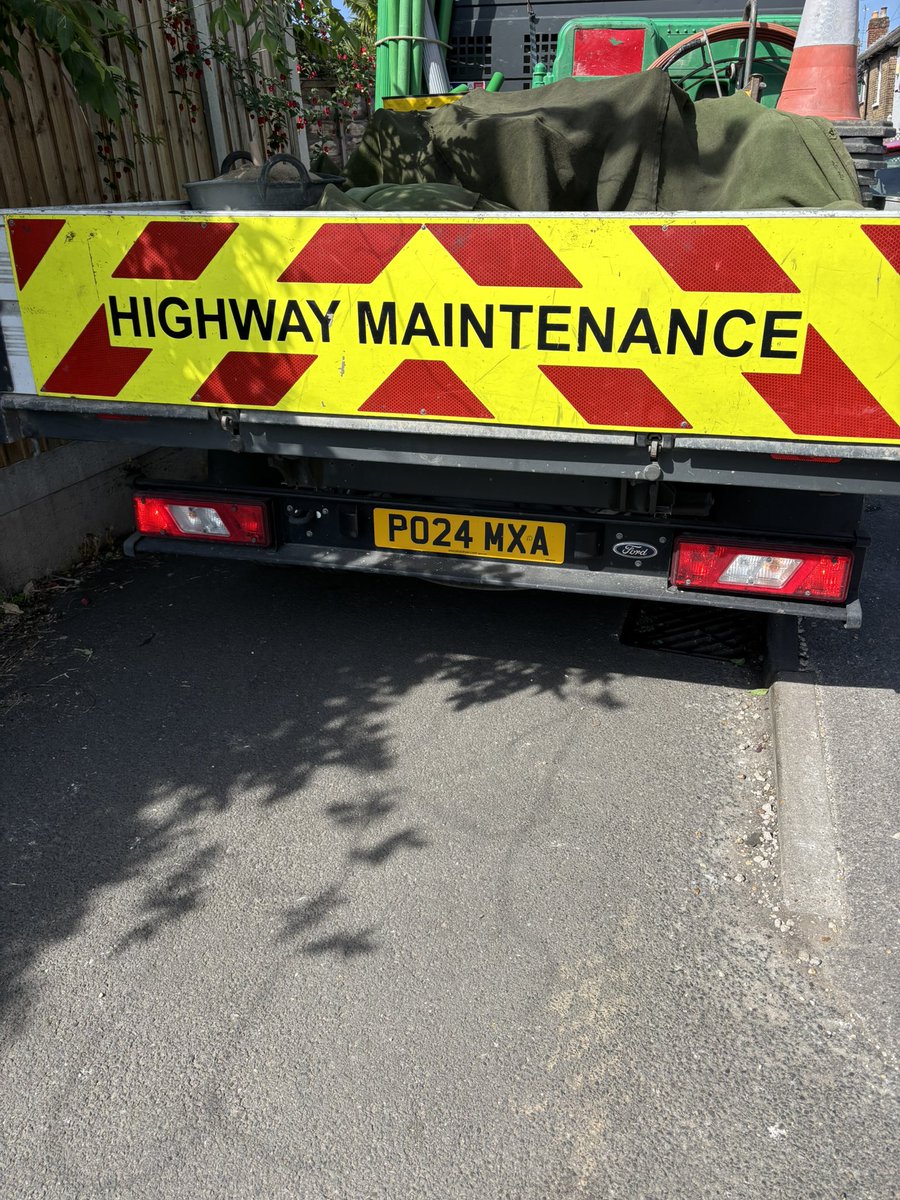 Anna12345F's tweet photo. @virginmedia (Part 2 of 2) I checked w/RBWM - they were not council. 1 guy said (for some reason) they were Albanian. We need compromises on narrow streets, explain politely what to be done, say - might you wait a couple of mins, we’ll just park. Rather than lie and intimidate. https://t.co/4nRzyD4ILI