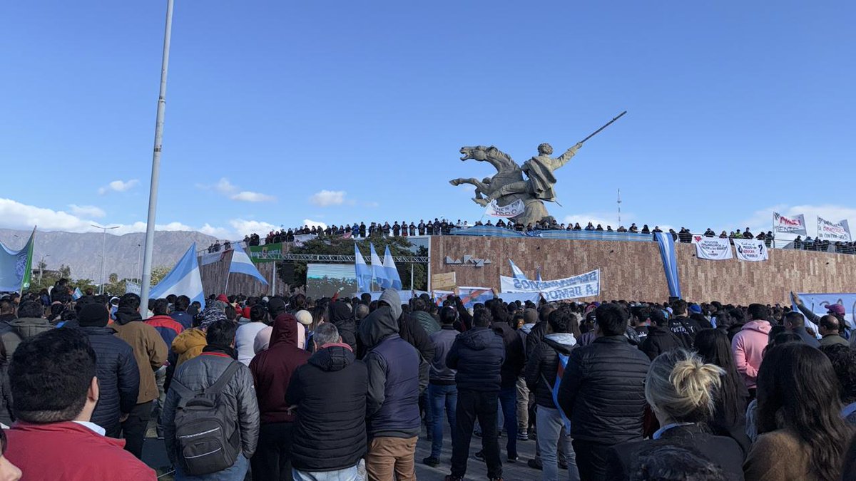 ➡️La Democracia nos exige salir a las calles nuevamente para honrarla. En momentos en que la Patria tambalea ante el avance de quienes intentan desguazarla, no nos queda otra, como peronistas y como riojanos, que alzar la voz en su defensa y en la de nuestros representantes.