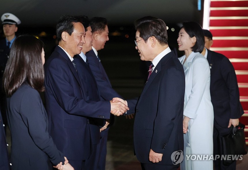 이재명 대통령, G7 정상회의 일정 마치고 귀국