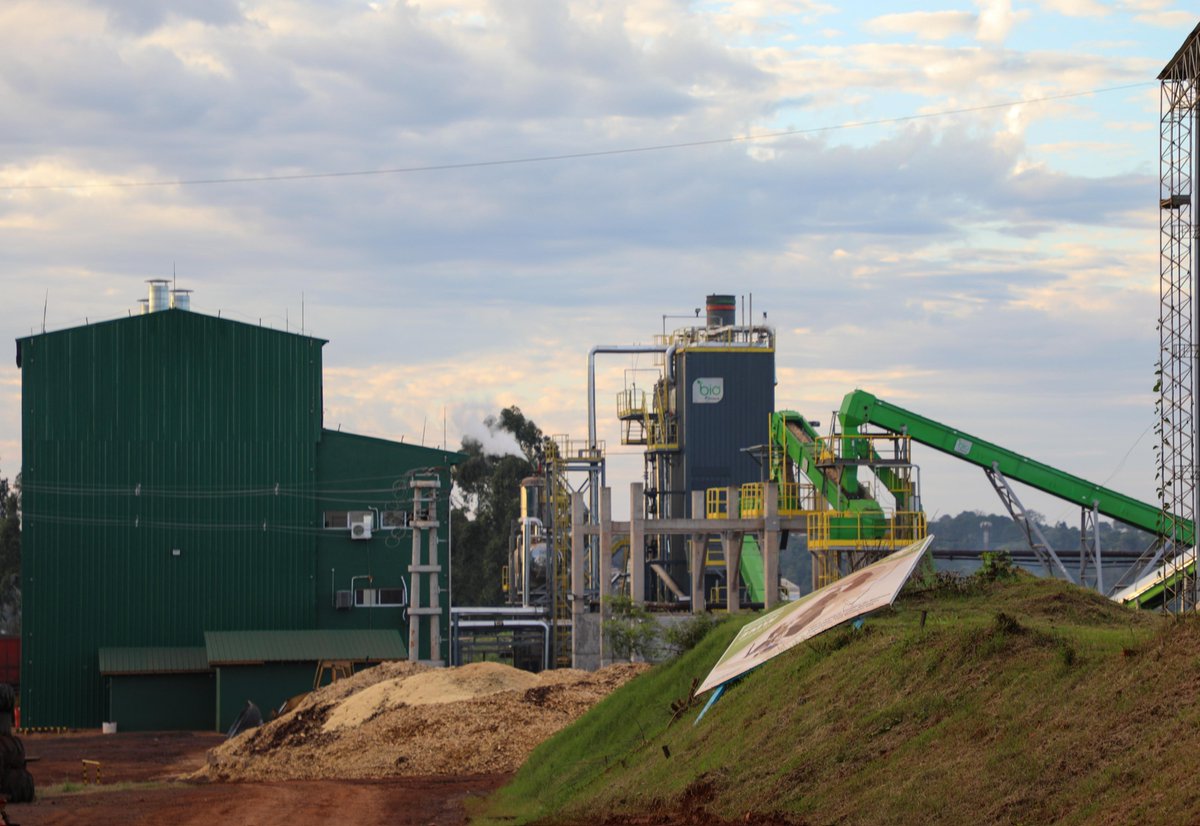 MIC Paraguay (@mic_py) on Twitter photo #MIC | El viceministro <a href="/mriquelme1/">Marco Riquelme</a> visitó a Toll Maderas, en Misiones - Argentina, un ejemplo de integración vertical: desde la forestación hasta la generación de energía limpia a partir de biomasa.
🌱 La empresa cuenta con dos plantas industriales y una central térmica de 3 MW. #MIC | El viceministro <a href="/mriquelme1/">Marco Riquelme</a> visitó a Toll Maderas, en Misiones - Argentina, un ejemplo de integración vertical: desde la forestación hasta la generación de energía limpia a partir de biomasa.
🌱 La empresa cuenta con dos plantas industriales y una central térmica de 3 MW.