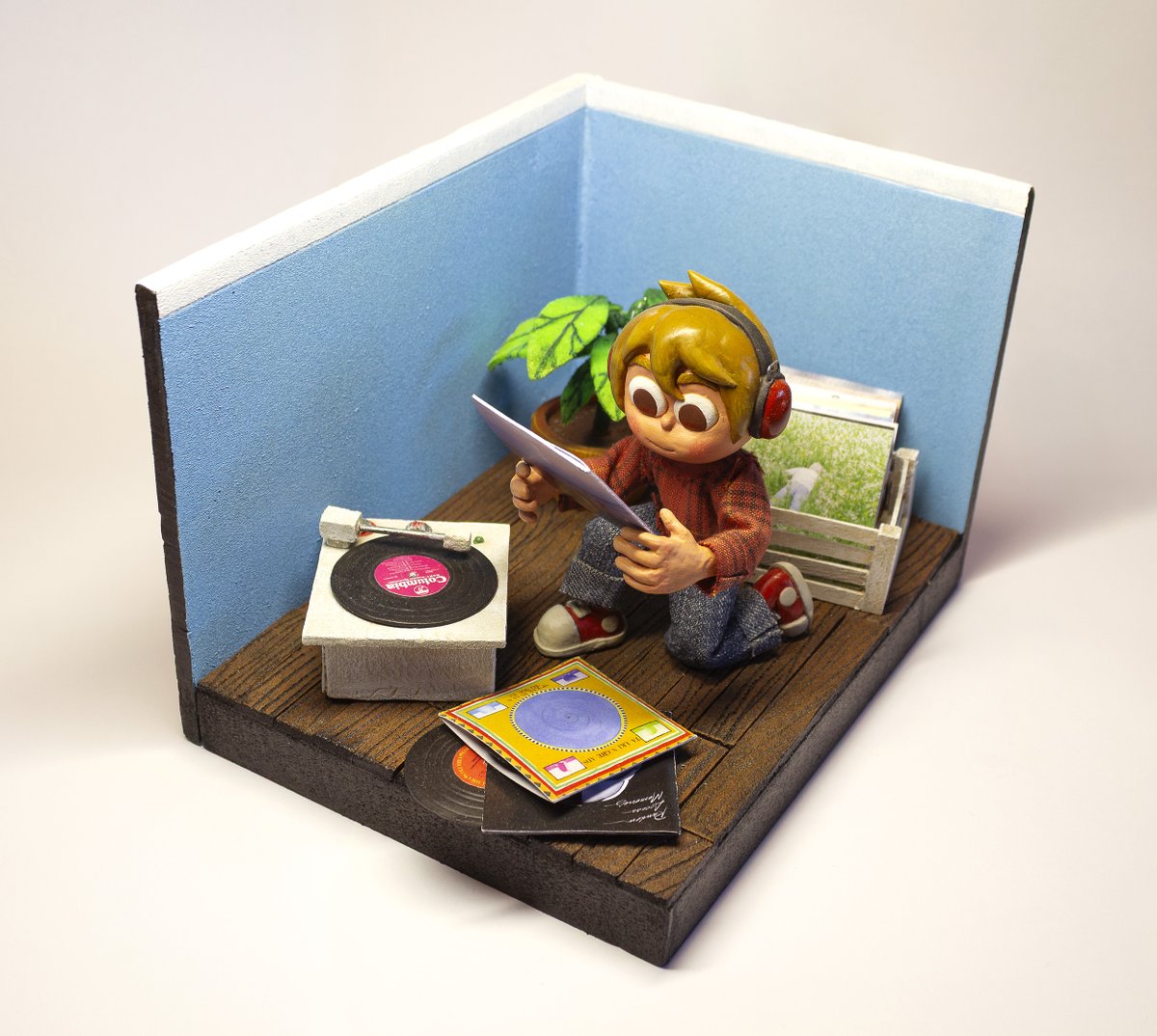 I probably should have dusted it off before taking a photo, but I'm  happy with how it came out! I also tried filming the process, but it  took me so much time that I don't want to go through that much footage  lol #diorama