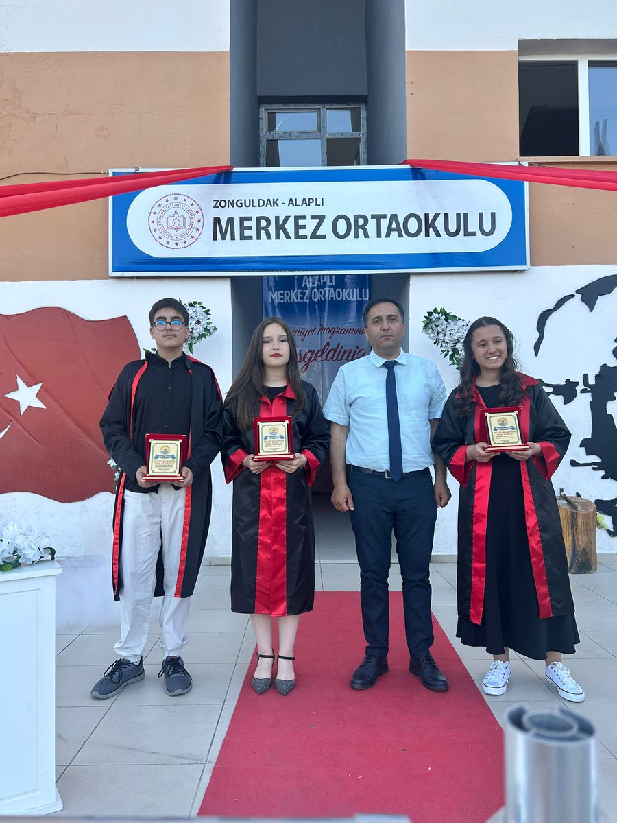 Alaplı Merkez Ortaokulu (@alaplimerkezoo) on Twitter photo 🎓✨Birlikte büyüdük, öğrendik, başardık…
Tüm mezunlarımızı tebrik ediyoruz.👏👏
Geleceğe uzanan yolda sizinleyiz, yolunuz açık olsun çocuklar!
👉meb.ai/UkBQ0vr
#Mezuniyet2025
#GururGünü #YeniBaşlangıçlar
<a href="/tcmeb/">Millî Eğitim Bakanlığı</a> <a href="/ZonguldakMEM/">Zonguldak İl Millî Eğitim Müdürlüğü</a> <a href="/cevatcevik67/">Cevat Çevik</a> 🎓✨Birlikte büyüdük, öğrendik, başardık…
Tüm mezunlarımızı tebrik ediyoruz.👏👏
Geleceğe uzanan yolda sizinleyiz, yolunuz açık olsun çocuklar!
👉meb.ai/UkBQ0vr
#Mezuniyet2025
#GururGünü #YeniBaşlangıçlar
<a href="/tcmeb/">Millî Eğitim Bakanlığı</a> <a href="/ZonguldakMEM/">Zonguldak İl Millî Eğitim Müdürlüğü</a> <a href="/cevatcevik67/">Cevat Çevik</a>
