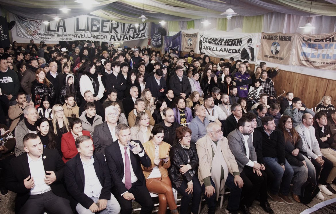 El día de ayer nuestro coordinador Cristian Frattini, junto a parte del equipo de La Libertad Avanza Avellaneda, participó del acto por los 30 años de la reelección de Carlos Menem, realizado en nuestra ciudad.

<a href="/Frattini_Avell/">CristianFrattini</a> <a href="/3era_seccion/">La Libertad Avanza 3ra sección</a> <a href="/SPareja_/">Sebastián Pareja</a> <a href="/LLAenPBA/">La Libertad Avanza - Provincia de Buenos Aires</a>