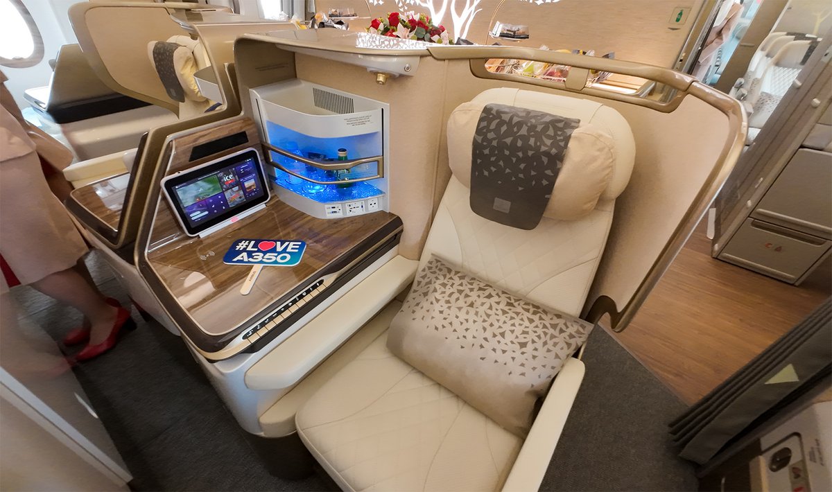 cliper31's tweet image. Emirates Airbus A350-900 cabin tour at Paris Airshow #Emirates @emirates #airbusa350 #ParisAirShow #avgeek