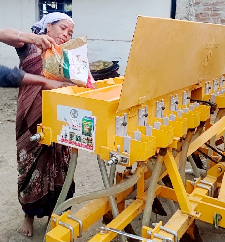 maske_aec's tweet photo. Accelerate #Kharif planting at #Research_Station & #farmers_field 🌾🌽🚜⛈️
#BISA_Jabalpur #MPCRA
#DirectSeededRice
#ConservationAgriculture
@BISA__India @CIMMYT @minmpkrishi https://t.co/v9dRYFqBPn