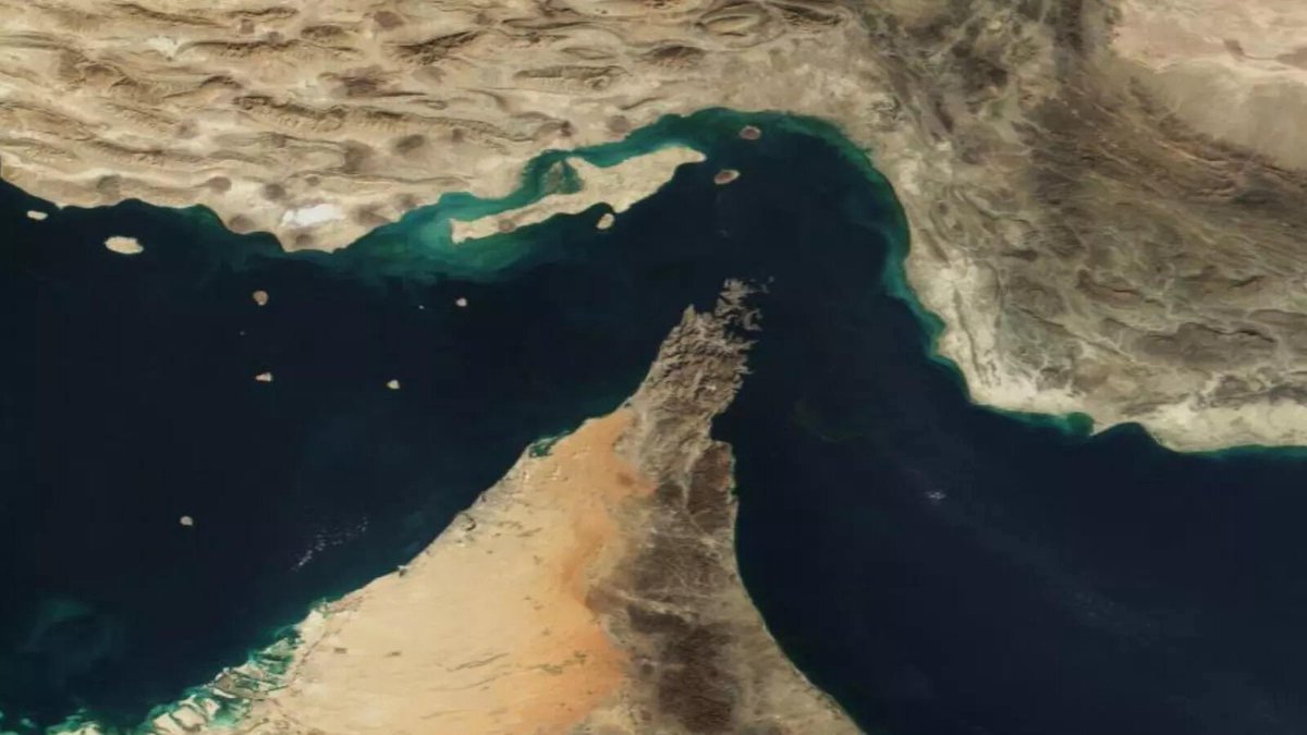 BREAKING 🔴

Maritime agencies are advising ships to avoid Iranian territorial waters, around the Strait of Hormuz, due to rising security risks.- Reuters