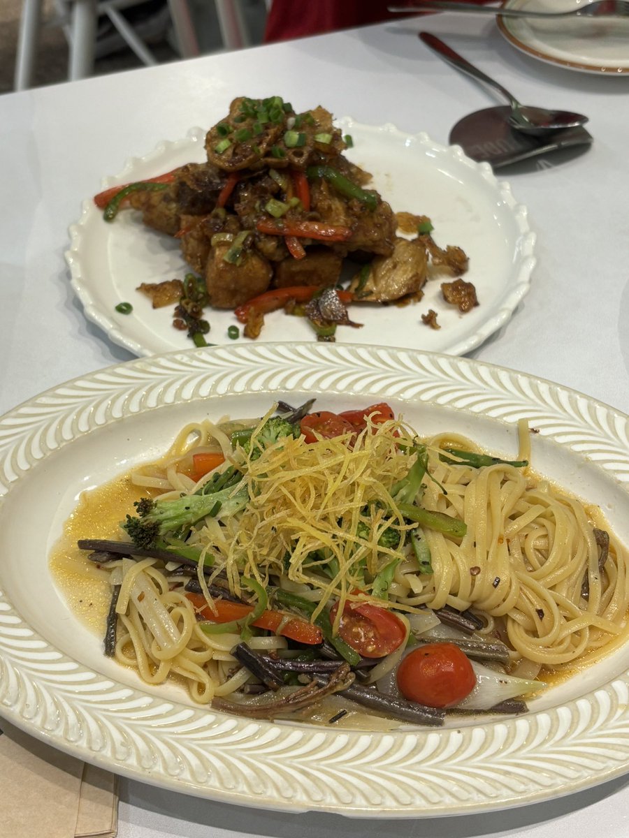 naengteol2's tweet image. 코엑스 플랜튜드🍝
도서전 갔다가 방문..! 코엑스점은 처음 가보는데 맛있다..
개인적인 선호는 🥇고사리 오일파스타 🥈모둠버섯두부강정 🥉크럼블 두부비빔밥 순이었고.. 다 맛났다ㅠ
가격도 만원 중반대면 비건+코엑스치고 괜찮다고 생각!
도서전 가는 분들 여기 어떠신지요 ㅎㅎ
#나의비거니즘일기