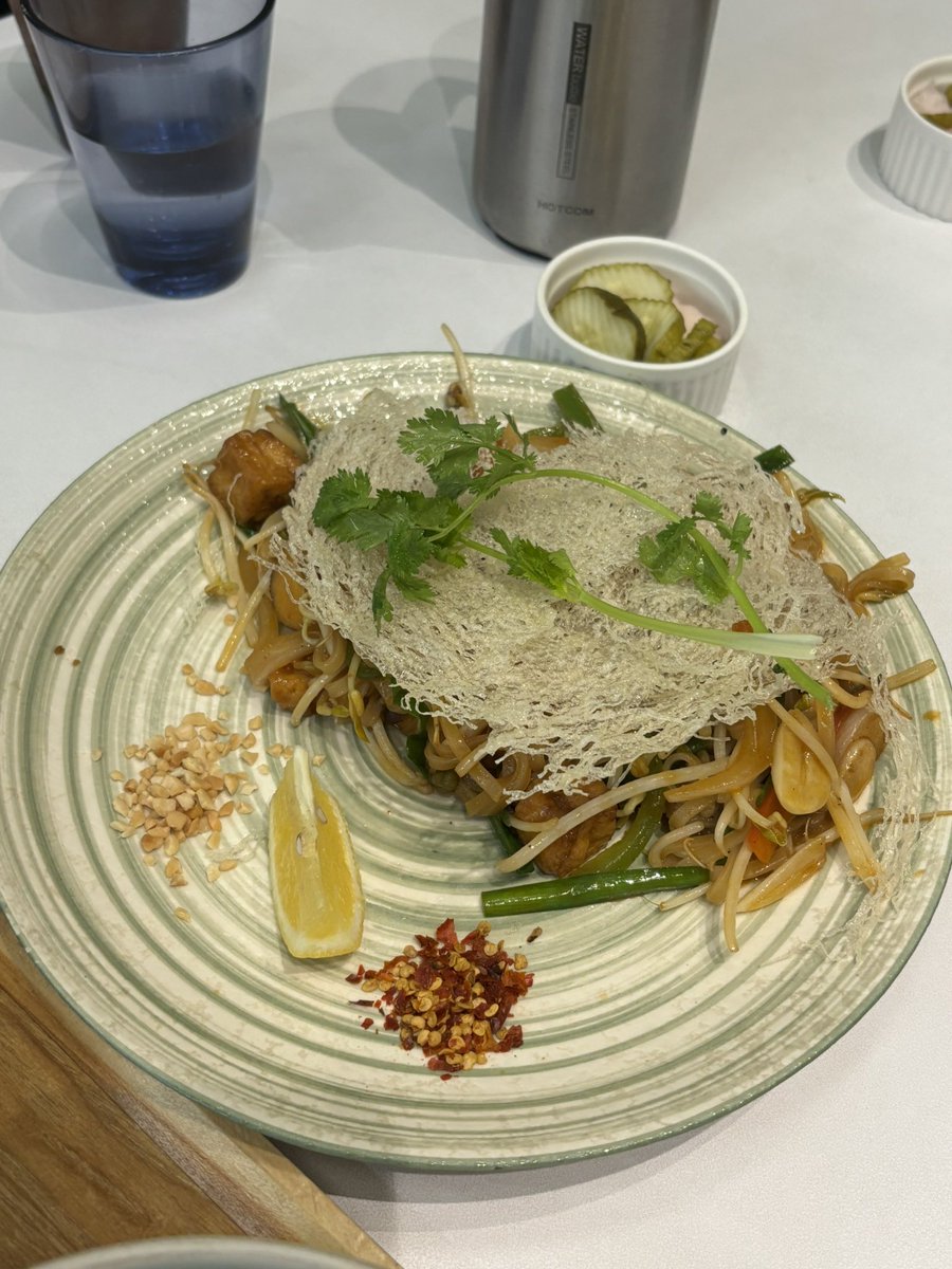 naengteol2's tweet image. 코엑스 플랜튜드🍝
도서전 갔다가 방문..! 코엑스점은 처음 가보는데 맛있다..
개인적인 선호는 🥇고사리 오일파스타 🥈모둠버섯두부강정 🥉크럼블 두부비빔밥 순이었고.. 다 맛났다ㅠ
가격도 만원 중반대면 비건+코엑스치고 괜찮다고 생각!
도서전 가는 분들 여기 어떠신지요 ㅎㅎ
#나의비거니즘일기