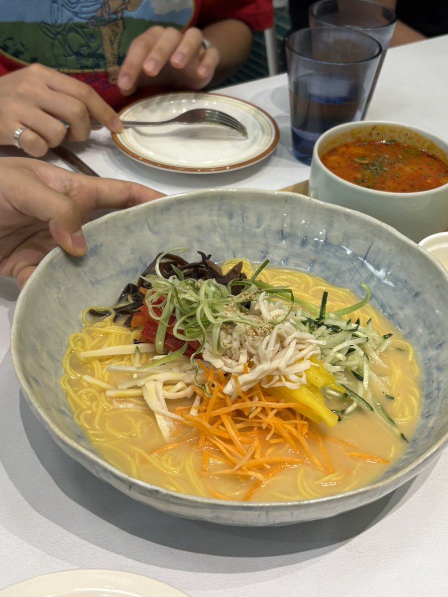 naengteol2's tweet image. 코엑스 플랜튜드🍝
도서전 갔다가 방문..! 코엑스점은 처음 가보는데 맛있다..
개인적인 선호는 🥇고사리 오일파스타 🥈모둠버섯두부강정 🥉크럼블 두부비빔밥 순이었고.. 다 맛났다ㅠ
가격도 만원 중반대면 비건+코엑스치고 괜찮다고 생각!
도서전 가는 분들 여기 어떠신지요 ㅎㅎ
#나의비거니즘일기