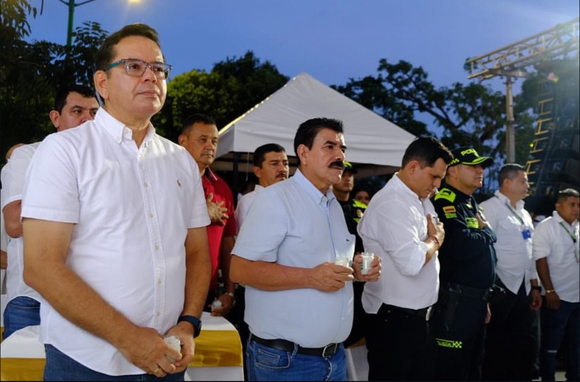 Asocapitales's tweet photo. Con velas encendidas y el corazón en alto 🕯️, los alcaldes de las #CiudadesCapitales se unieron en una sola voz para rechazar la violencia y alzar un mensaje de paz, unidad y esperanza para Colombia. 🇨🇴

 #Velatón #CiudadesQueConectan https://t.co/6Smb9scYY0