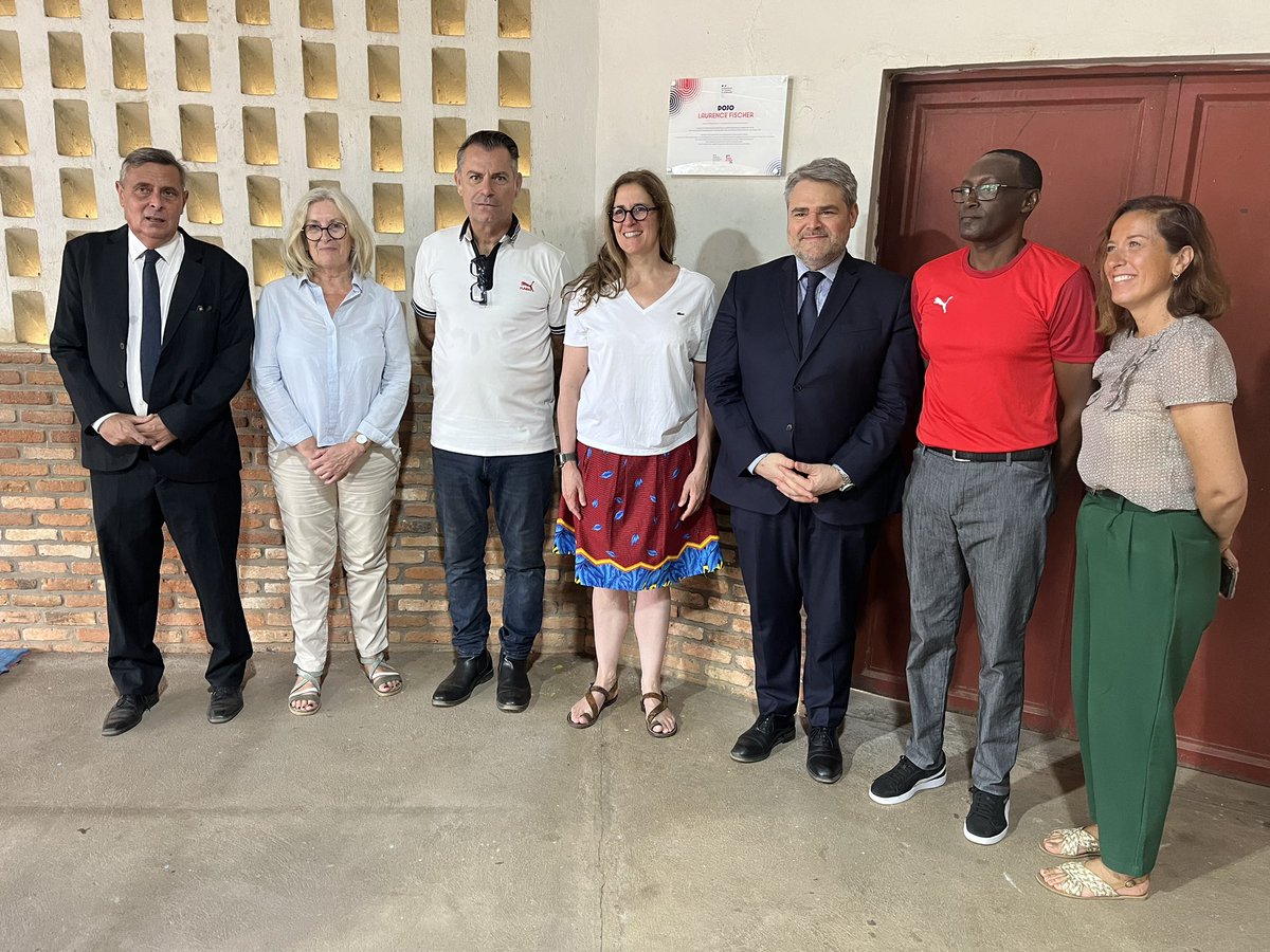 Inauguration du dojo "Laurence Fischer" à l’École française de Bujumbura, en présence de l’Ambassadeur et de Laurence Fischer, triple championne du monde (+60 kg) et ex-ambassadrice du sport pour la France.