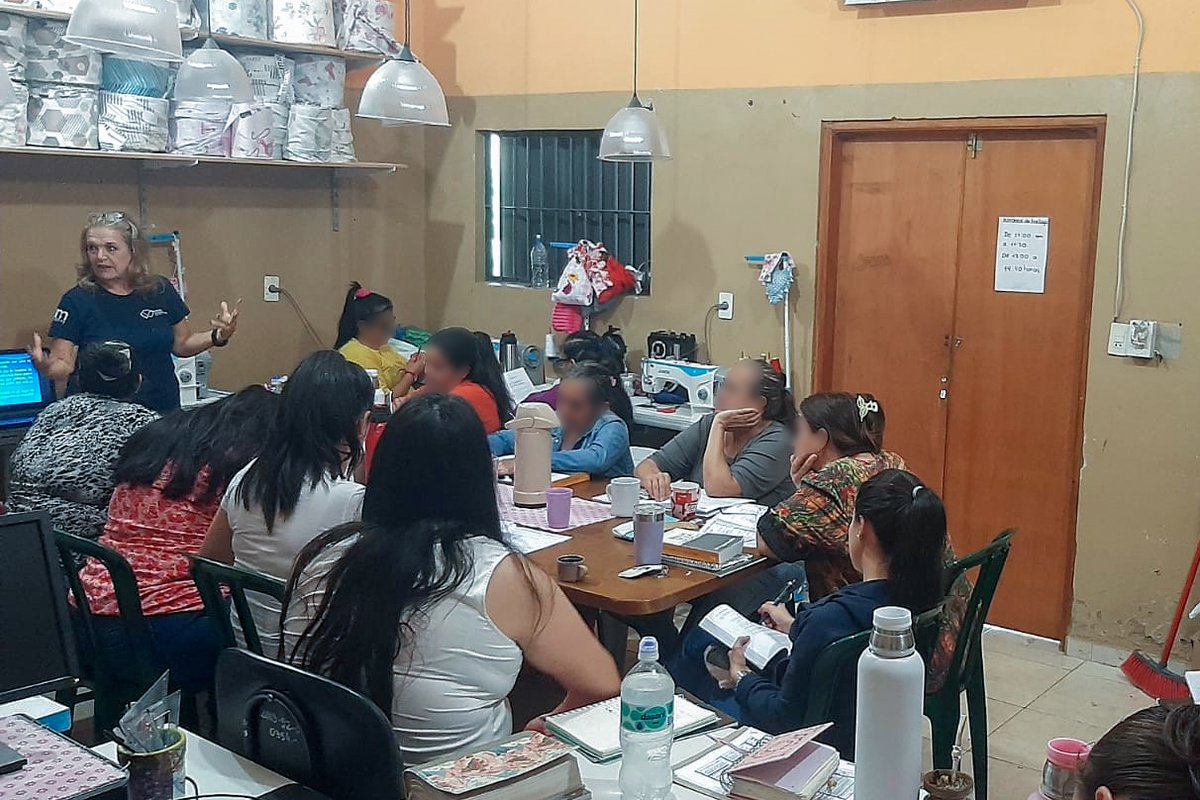 🙏📖 En el Centro Penitenciario Serafina Dávalos, 13 mujeres privadas de libertad participan del curso bíblico “Campeonas”, promovido por <a href="/MJusticiaPy/">Ministerio de Justicia</a> junto a Radio Trans Mundial y Mujeres de Esperanza.

El estudio fortalece la fe, la dignidad y el camino hacia la reinserción