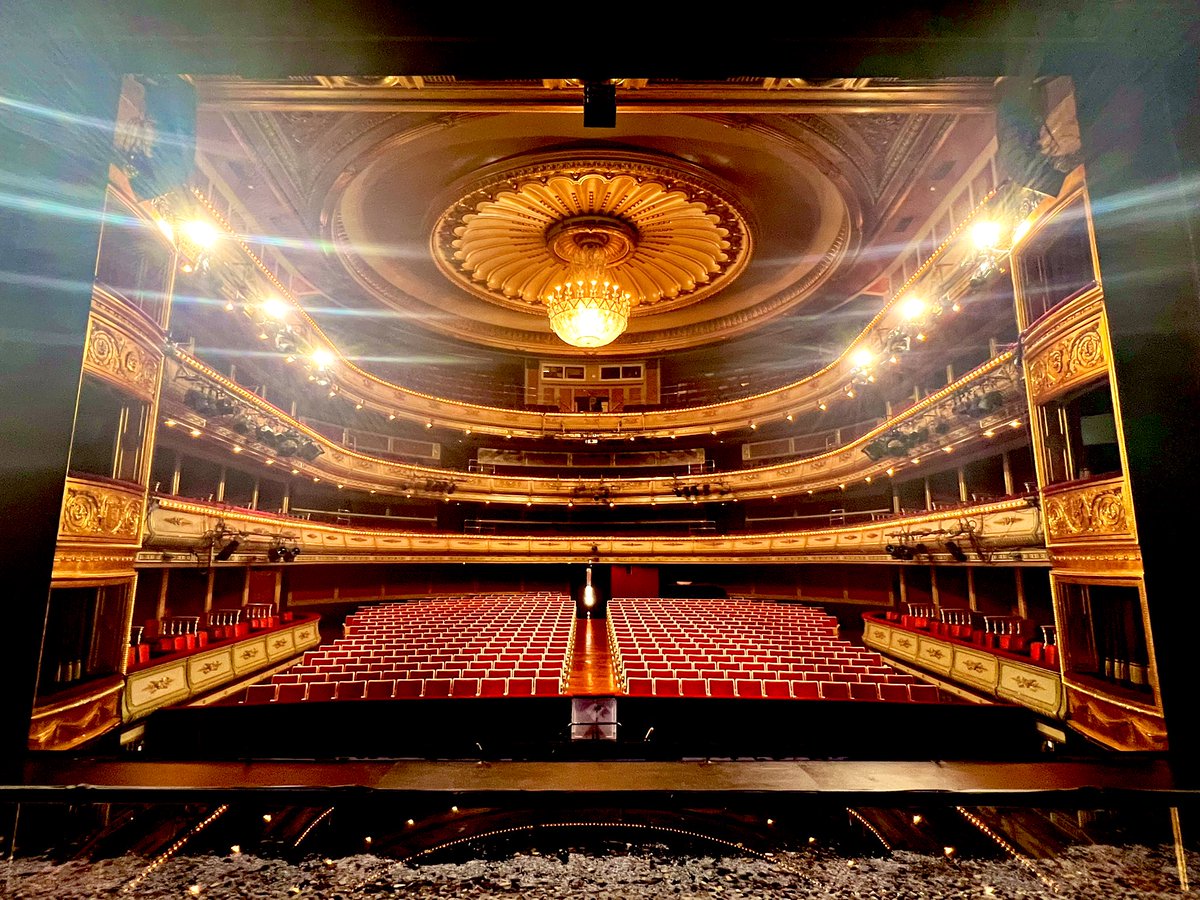 Esta tarde los terapeutas y adolescentes del Hospital de Día hemos podido disfrutar de una visita privilegiada al <a href="/TeatroZarzuela/">TeatrodelaZarzuela</a>. Mil gracias por hacernos vivir esta experiencia desde dentro 🥰