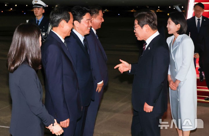 강훈식 비서실장과 대화 나누는 이재명 대통령

ㅋㅋㅋㅋ 이거 왜이리 웃기지.. ㅋㅋㅋ