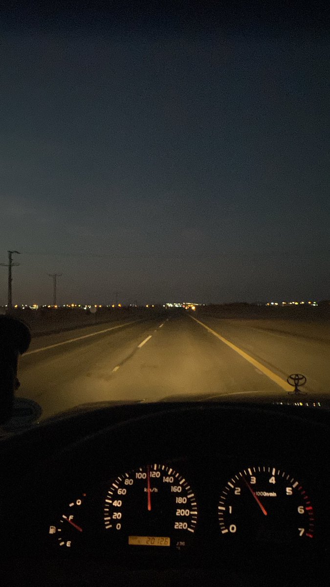 تبسّم . . و واجه . . الدنيا بـ وجهٍ سفر 
حتى التبسّام فـ الوجه العبوس صدقه

من علّق آمال عمره فـ العرب ما ظفر
يعيش و يموت . . عاد  آماله . . معلّقه 

مثل ماينشاف في وجه الشجاع الظفر
تنشاف فـ المؤمنين  الصادقين الثقه