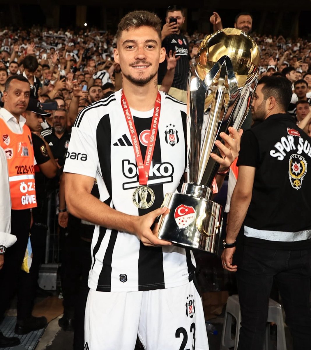 Sercan Dikme (@sercan_dikme) on Twitter photo Avrupa’da birçok kulübün takip ettiği Ernest Muçi için Beşiktaş 10 Milyon Euro talep ediyor. <a href="/SportsDigitale/">Sports Digitale</a> Avrupa’da birçok kulübün takip ettiği Ernest Muçi için Beşiktaş 10 Milyon Euro talep ediyor. <a href="/SportsDigitale/">Sports Digitale</a>