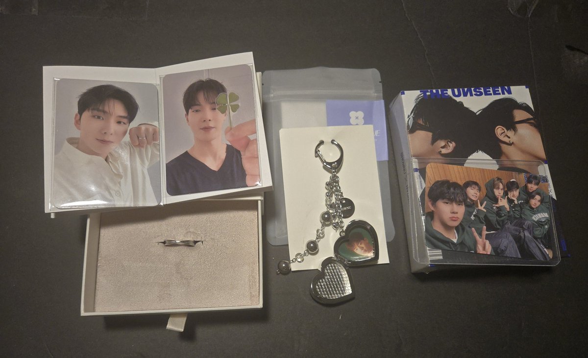 user061892514's tweet image. My Monologue things arrived in time for Shownu&apos;s Birthday PST. The locket is so heavy and so pretty.
🥹😭

Thank you @MyKshopper for helping get these and for the PC I wanted 🥹 You did not have to send such a great freebie ❤️

#SHOWNU
#MONSTAX_MONOLOGUE
#셔누로_완성되는_여름날