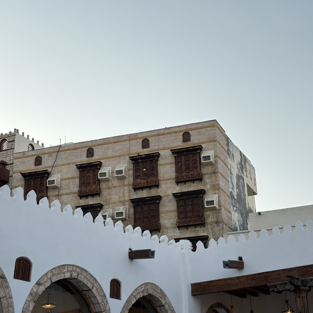 في جدة التاريخية، العمران ينطق، والزوايا تلمّح بأسرار عتيقة. أغرمت بتفاصيل البيوت، بأسمائها اللي تحمل هيبة المكان، وبعبق الذكريات العالق في الطرقات، جمال عمراني لايوصف!✨🤎