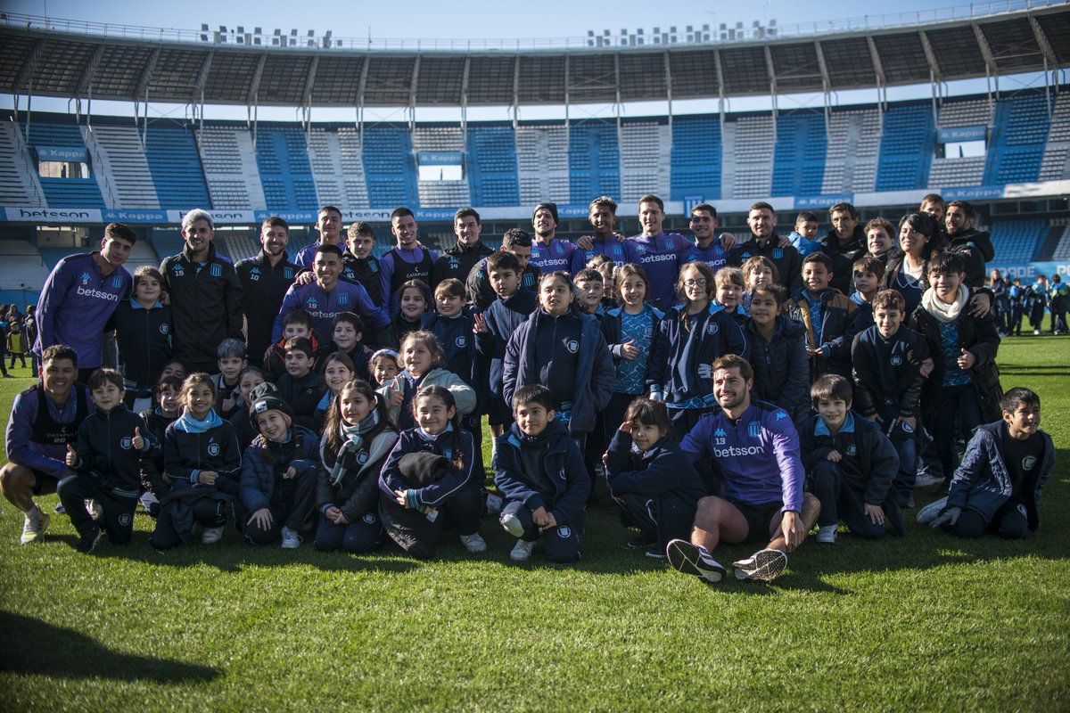¡El sueño del pibe! 🩵🤍

En una mañana inolvidable en el Cilindro, casi 300 chicos y chicas del Colegio Racing Club despidieron al plantel previo a su viaje a Paraguay para la pretemporada. 

Encabezados por Gustavo Costas, los pibes y pibas del Colegio entraron al campo de
