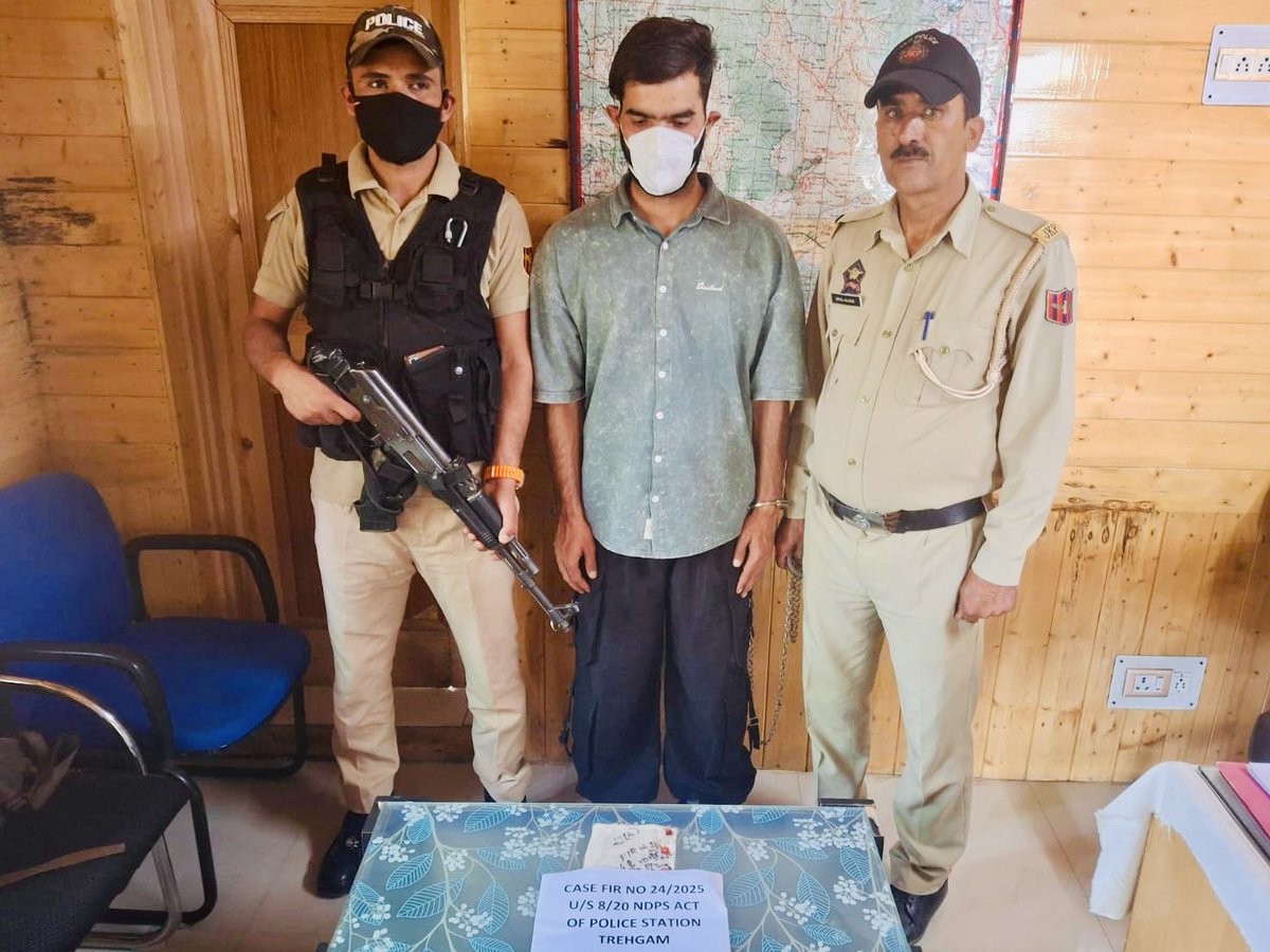 Kupwara Police apprehended a drug peddler near Shumnag, Trehgam.Narcotics seized from Faisal Ahmad Parray. FIR registered under NDPS Act; investigation underway. Kupwara Police against drugs. #WarOnDrugs #Kupwarapolice
