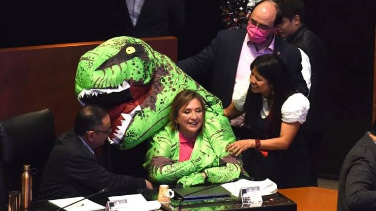 Polo Puga (@polopugamx) on Twitter photo Están muy preocupados por la vestimenta del nuevo Presidente de la <a href="/SCJN/">Suprema Corte</a> los que aplaudían esto en el Senado de la República. Están muy preocupados por la vestimenta del nuevo Presidente de la <a href="/SCJN/">Suprema Corte</a> los que aplaudían esto en el Senado de la República.
