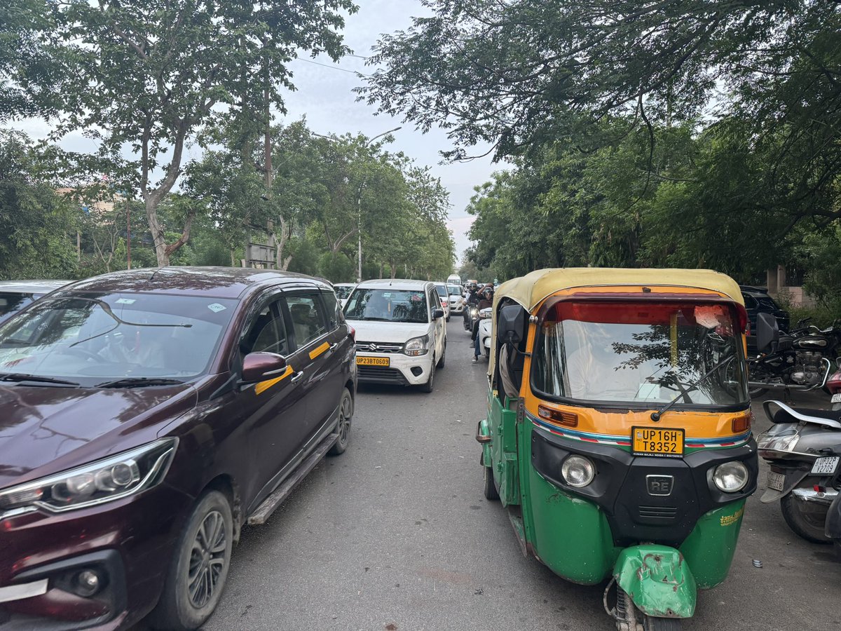 MayankWalecha's tweet photo. This is Noida today 📸  
An autorickshaw blocking the whole road, with zero regard for traffic rules or public convenience.

Why no:
Annual license checks?  
Mandatory driver training?  
Enforced stands/zones?

@uptrafficpolice 
Any plans for improvements?

@myogioffice https://t.co/HAJCuxFrXx
