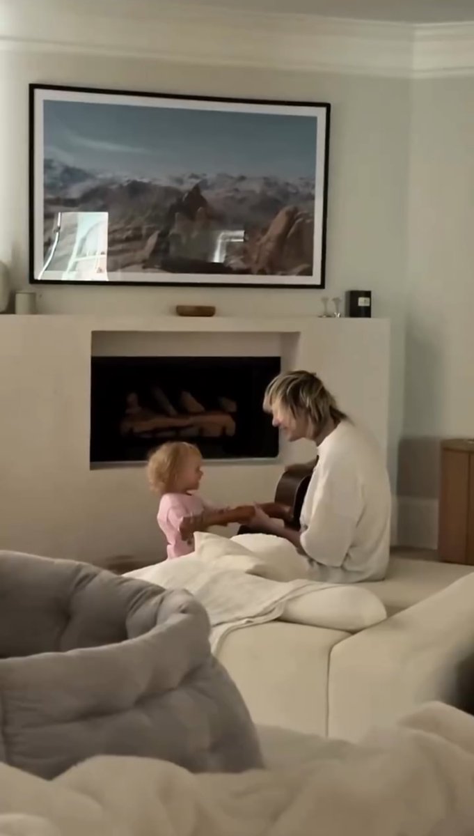 michael playing guitar for his lil nugget 🥹🤏🏻
