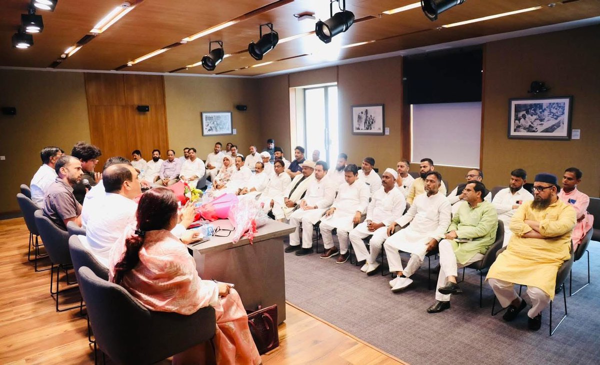 Congress, Minority Department (@incminority) on Twitter photo आज बिहार चुनाव की रणनीतियों को लेकर इंदिरा भवन में राष्ट्रीय चेयरमैन, सांसद <a href="/ShayarImran/">Imran Pratapgarhi</a> जी ने बिहार के वरिष्ठ नेताओं के साथ एक मीटिंग का आयोजन किया, जिसमें पूरे बिहार से आये हुए अल्पसंख्यक समाज के नेताओं ने अपनी बात रखी।
प्रभारी <a href="/Allavaru/">Krishna Allavaru</a> जी ने सबकी बात सुनी और अपने विचार रखे। आज बिहार चुनाव की रणनीतियों को लेकर इंदिरा भवन में राष्ट्रीय चेयरमैन, सांसद <a href="/ShayarImran/">Imran Pratapgarhi</a> जी ने बिहार के वरिष्ठ नेताओं के साथ एक मीटिंग का आयोजन किया, जिसमें पूरे बिहार से आये हुए अल्पसंख्यक समाज के नेताओं ने अपनी बात रखी।
प्रभारी <a href="/Allavaru/">Krishna Allavaru</a> जी ने सबकी बात सुनी और अपने विचार रखे।