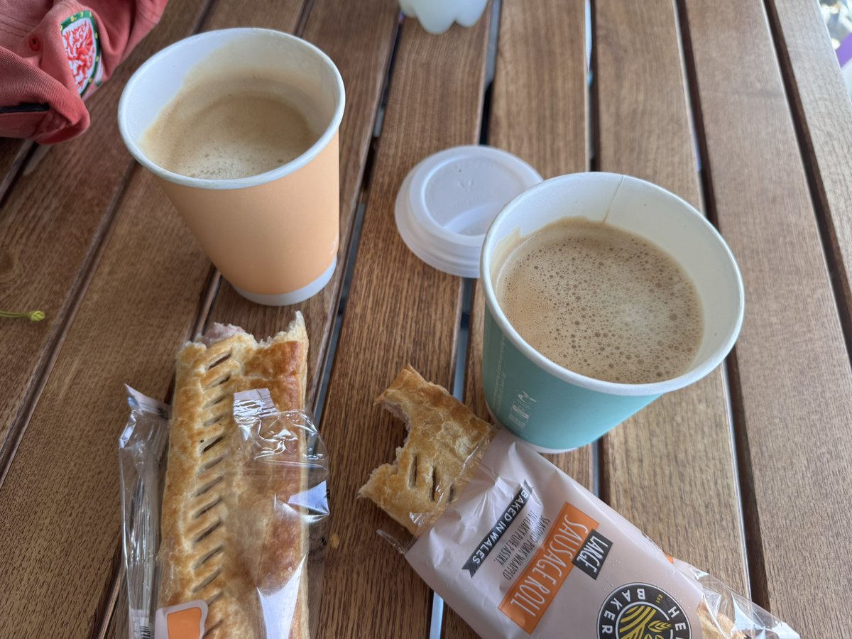 Yr Wyddfa / Snowdon with a School group from Solihull.
A fantastic effort and they went to the top of the class by suppling coffee and sausage rolls in the cafe. 🙏🏼😆

Up the Rhyd Ddu and down Llwybr Cwellyn (Snowdon Ranger) with Dewi Emlyn and Conor Watt 🏔️🏴󠁧󠁢󠁷󠁬󠁳󠁿