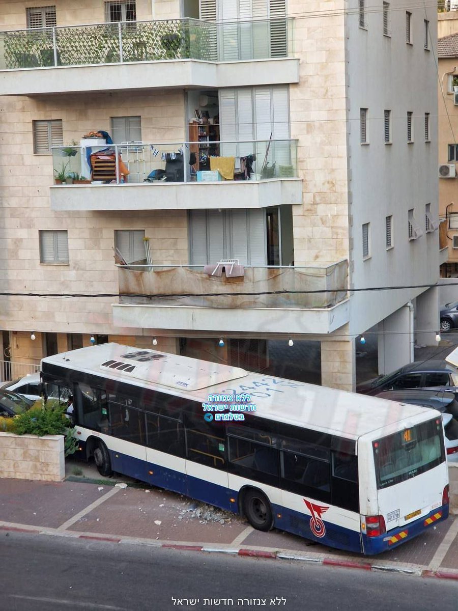 globalwarbrief's tweet photo. 🇮🇱🚨 Amid Red Alert chaos, a bus crashed into a building in Petah Tikva as panic gripped the city.

No word yet on casualties. Tensions and fear running high across Israel.
#PetahTikva #IsraelUnderAttack #RedAlert #MiddleEastConflict #BreakingNews #IranIsrael #WarUpdate https://t.co/dFYLHmfQyH