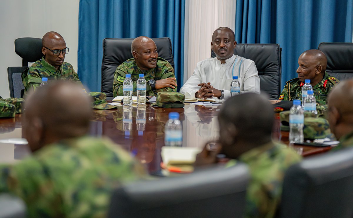 RwandaMoD's tweet photo. The Rwanda Defence Force (RDF) and the Uganda Peoples’ Defence Forces (UPDF) are meeting in Nyagatare, Eastern Province, from 18–20 June 2025 for the fifth Proximity Commanders’ Meeting. The purpose of the meeting is to review the prevailing security situation, address challenges affecting border communities, and strengthen security along the Rwanda–Uganda border.

The three-day meeting has brought together commanders and staff from RDF Infantry Divisions deployed along the Rwanda–Uganda border, led by Brig Gen Pascal Muhizi, Commander of the RDF 5th Division, and their counterparts from the UPDF 2nd Infantry Division, headed by Maj Gen Paul Muhanguzi, the Division Commander.

Also in attendance are Rwanda’s Defence Attaché to Uganda, Col Emmanuel Ruzindana nd Brigadier General Emmanuel Shilling, Uganda’s Defence Attaché to Rwanda. https://t.co/1QL4zKiT0d
